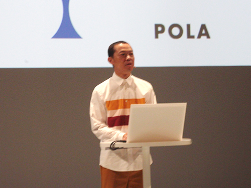 新商品のコンセプトを発表する横手社長